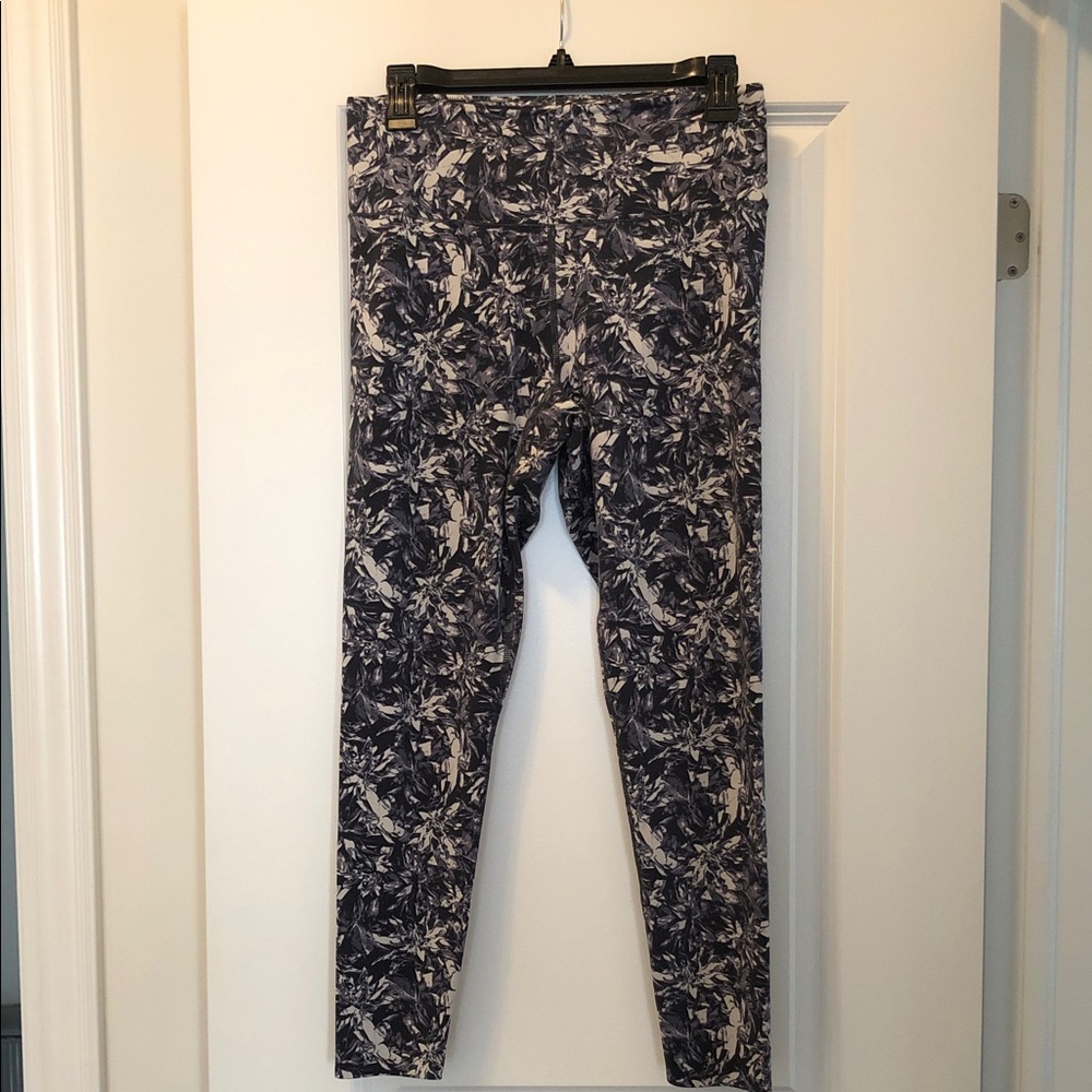 Abstract patterned legging by Uniqlo & Meguru Yamaguchi collaboration.